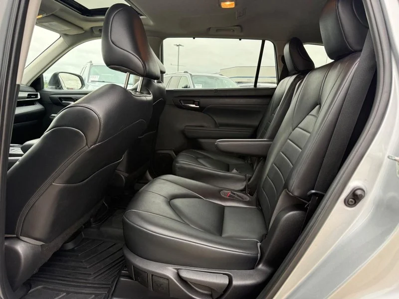 Used 2022 Celestial Silver Metallic Toyota XLE AWD (Natl) image 11