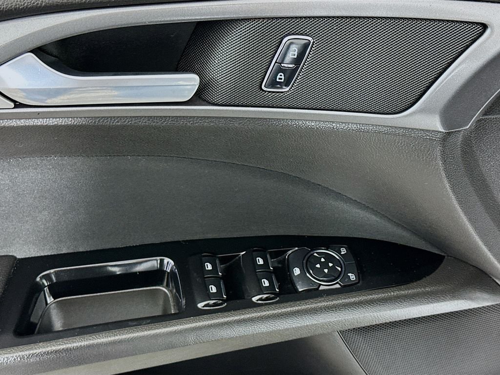 Used 2016 Oxford White Ford SE image 18