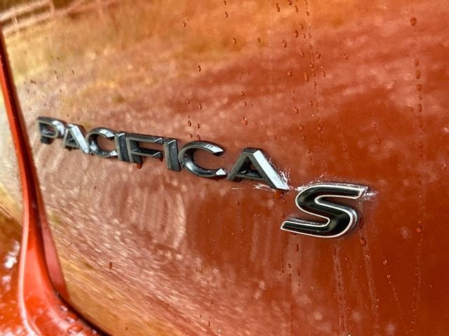 Used 2018 Copper Pearlcoat Chrysler Touring L image 36