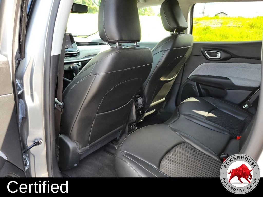 Used 2022 Silver Jeep Latitude image 16