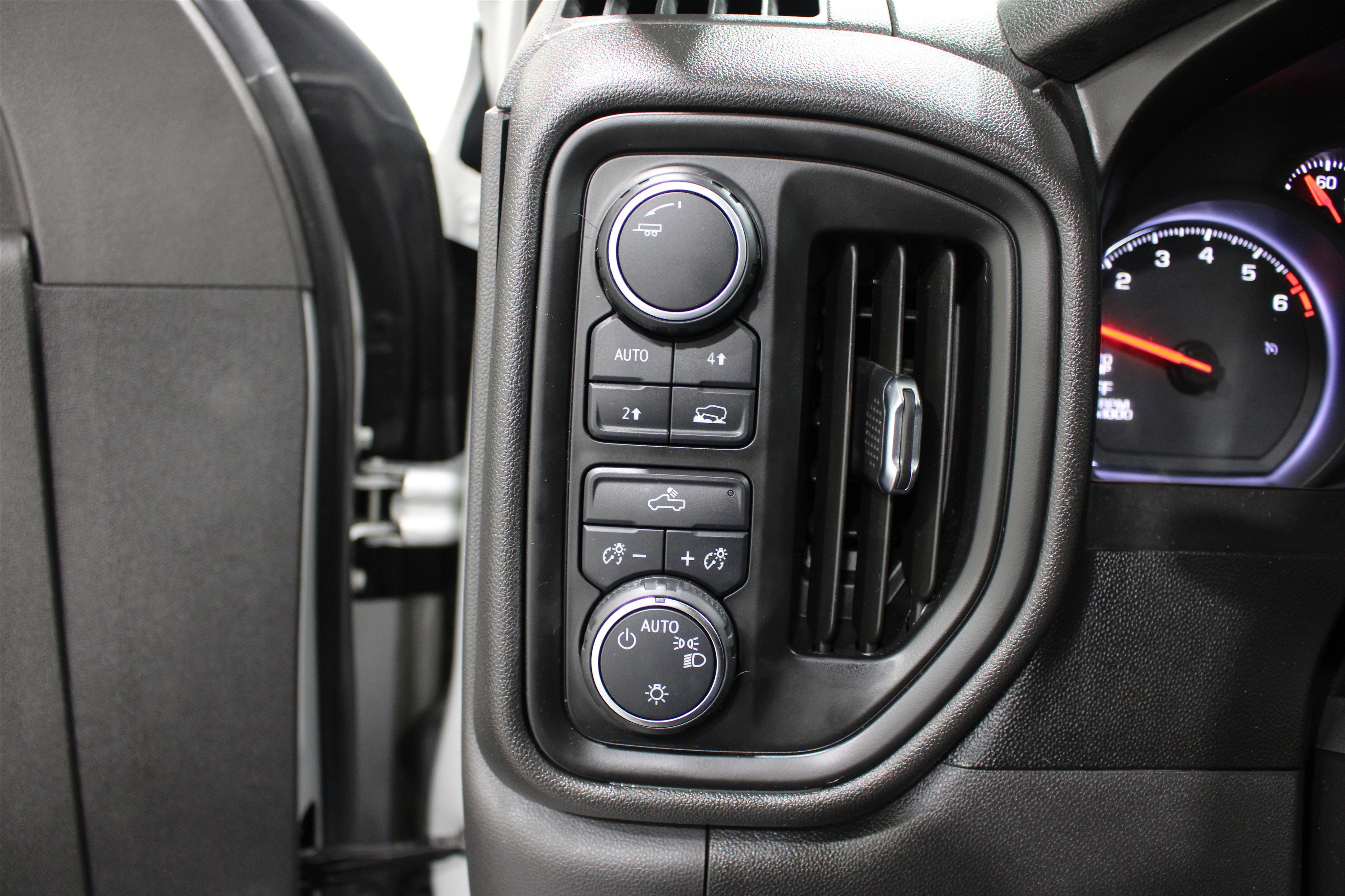 Used 2021 Silver Ice Metallic Chevrolet Custom image 9