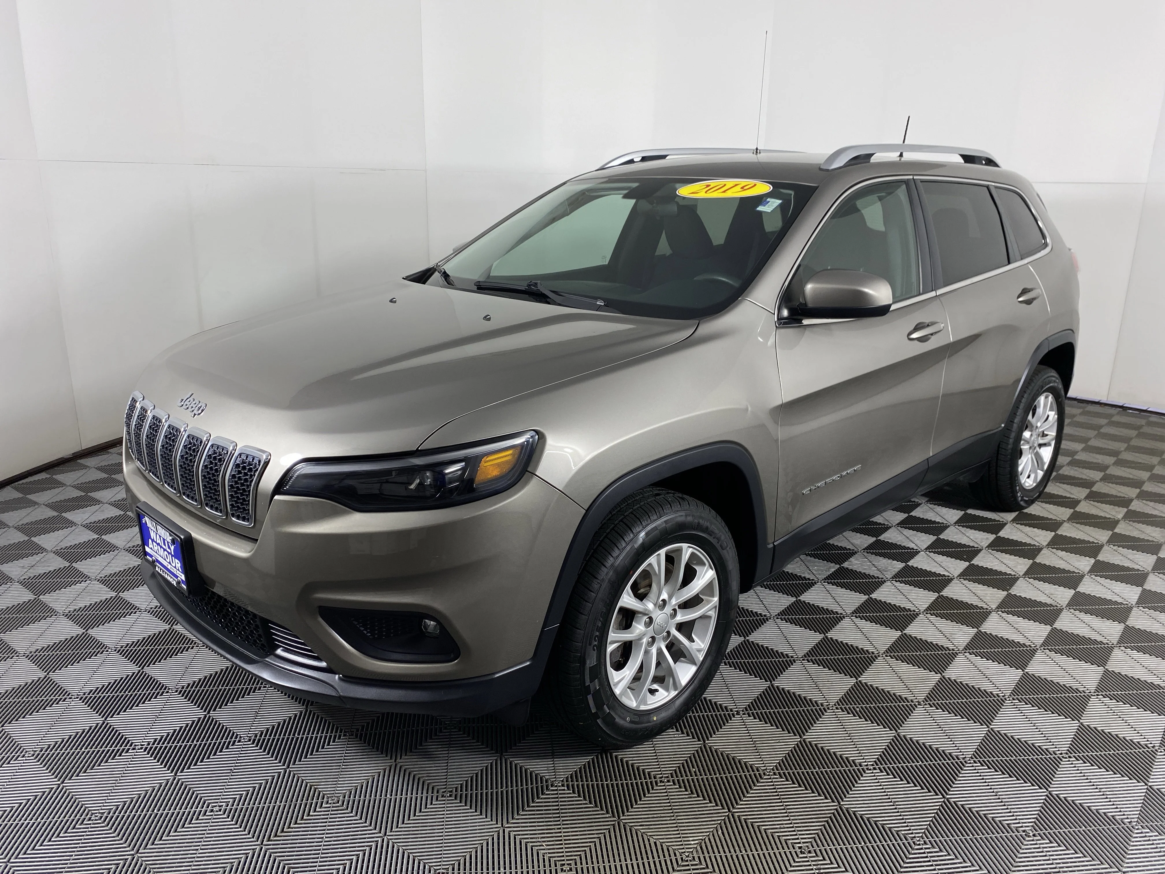 Used 2019 Light Brownstone Pearlcoat Jeep Latitude image 10