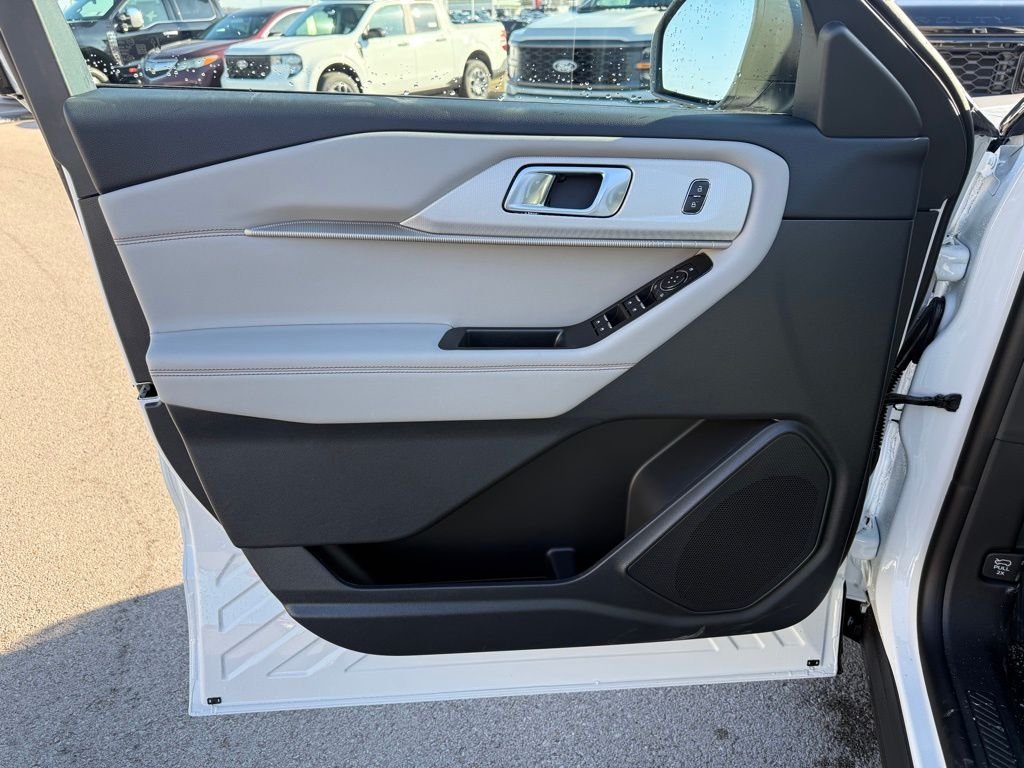 New 2026 Star White Metallic Tri-Coat Ford Active image 9