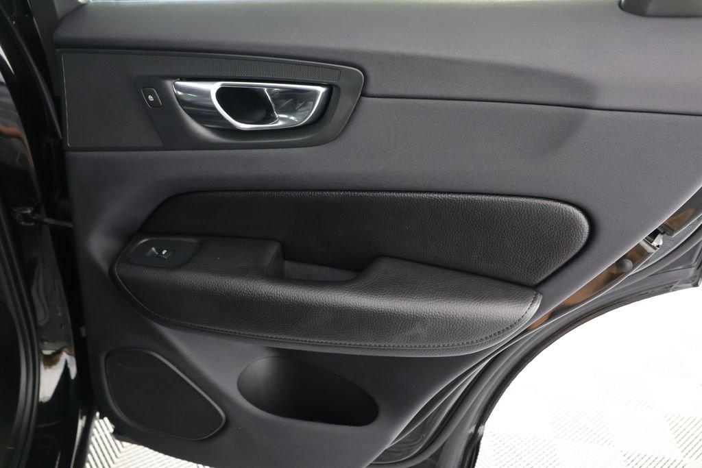 Used 2019 Black Volvo T5 Inscription image 27