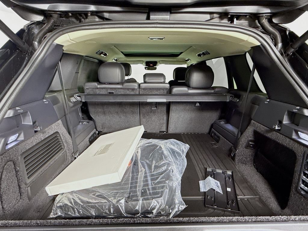 New 2026 Santorini Black LAND ROVER SE LWB 7-Seats / V8 image 28