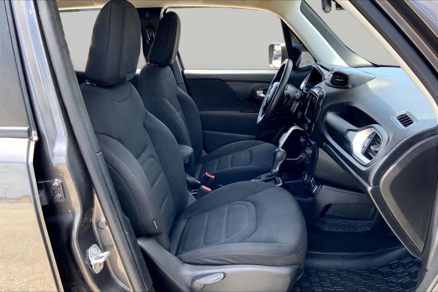 Used 2021 Granite Crystal Metallic Clearcoat Jeep Latitude image 9