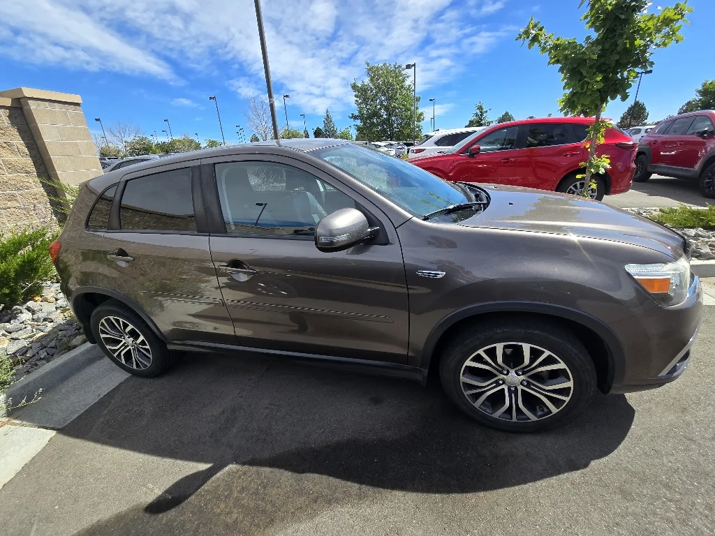 Used 2018 Quartz Brown Metallic Mitsubishi SE 2.4 image 6