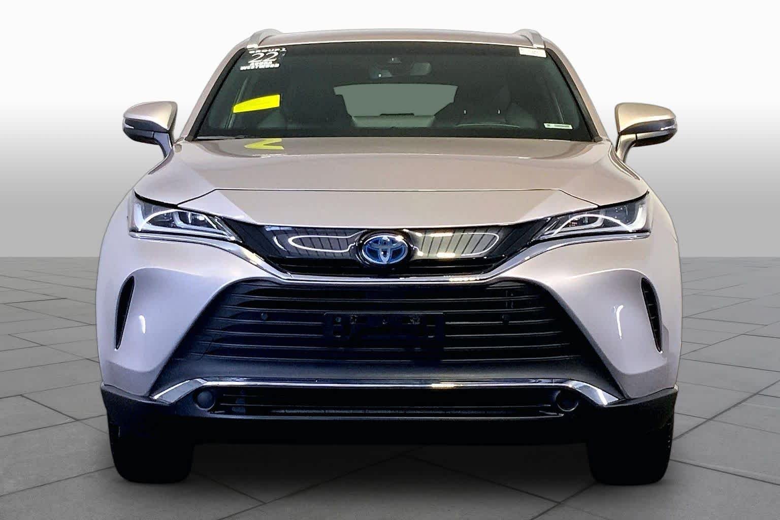 Used 2022 Titanium Glow Toyota XLE image 4