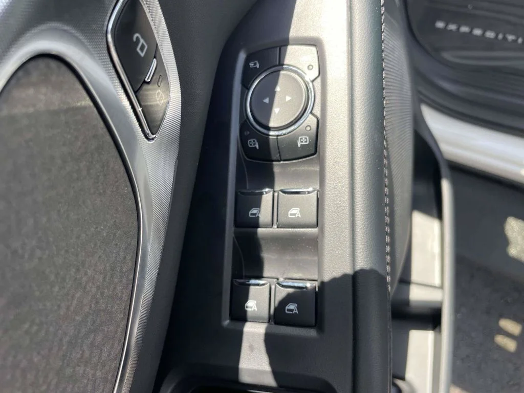 New 2025 Star White Metallic Tri-Coat Ford TREMOR® image 16