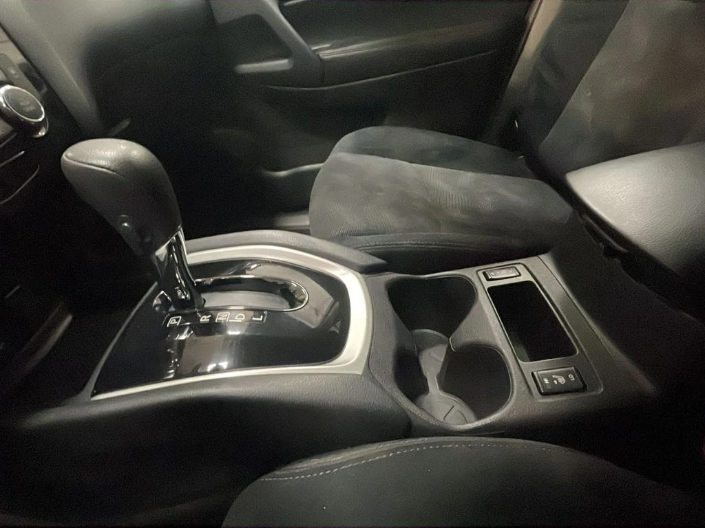 Used 2015 Silver Nissan SV image 22