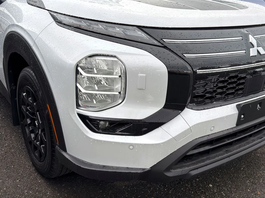 New 2026 White Diamond Mitsubishi LE image 22