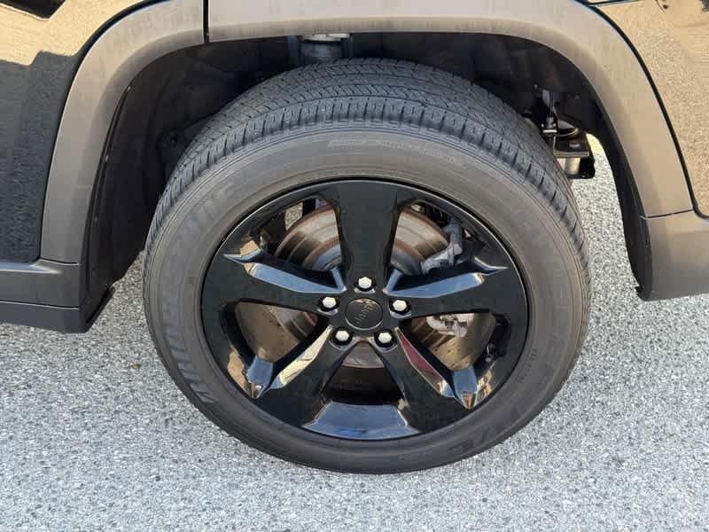 Used 2023 Diamond Black Crystal Pearlcoat Jeep Altitude image 6
