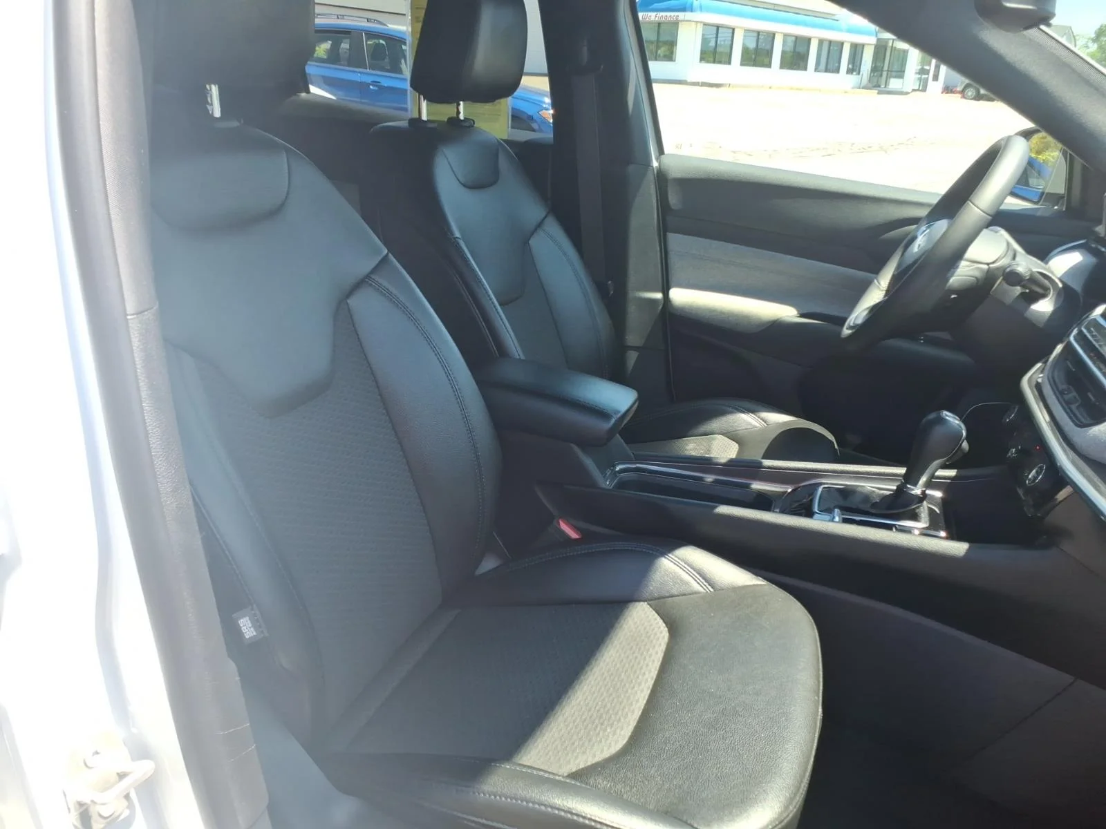 Used 2024 Bright White Clearcoat Jeep Latitude image 17