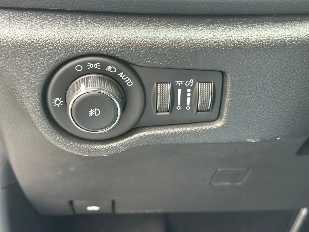 Used 2018 White Chrysler Touring L image 11