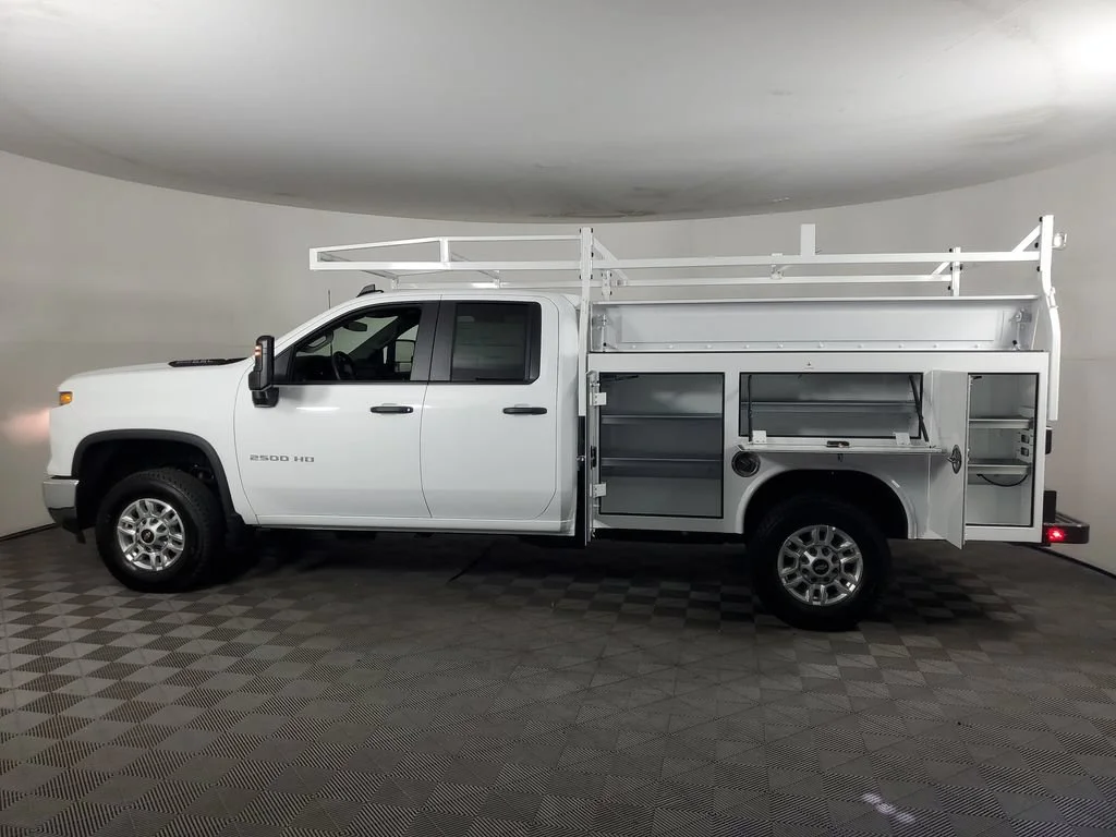 New 2026 Summit White Chevrolet WT image 7