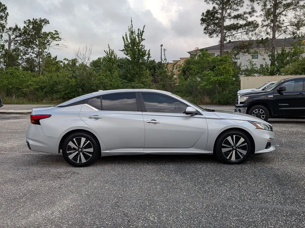 Used 2022 Silver Nissan 2.5 SV image 6