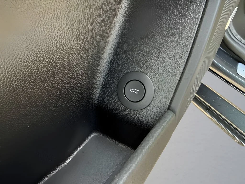 Used 2018 PHANTOM GRAY METALLIC Cadillac  image 27