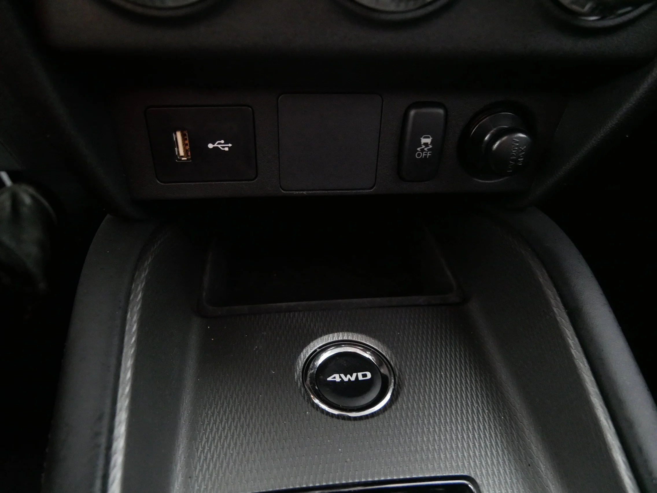 Used 2025 White Diamond Mitsubishi ES image 29