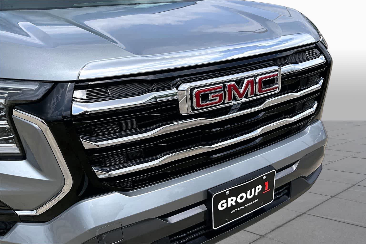 Used 2025 Sterling Metallic GMC FWD Elevation image 28