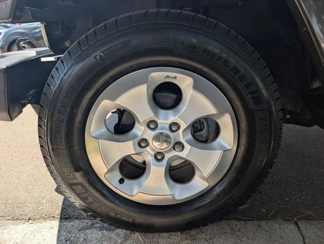Used 2014 Crystal Metallic Jeep Unlimited Sahara image 7