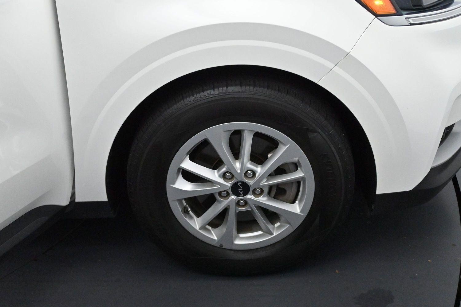 Used 2022 Snow White Pearl Kia LXS image 31