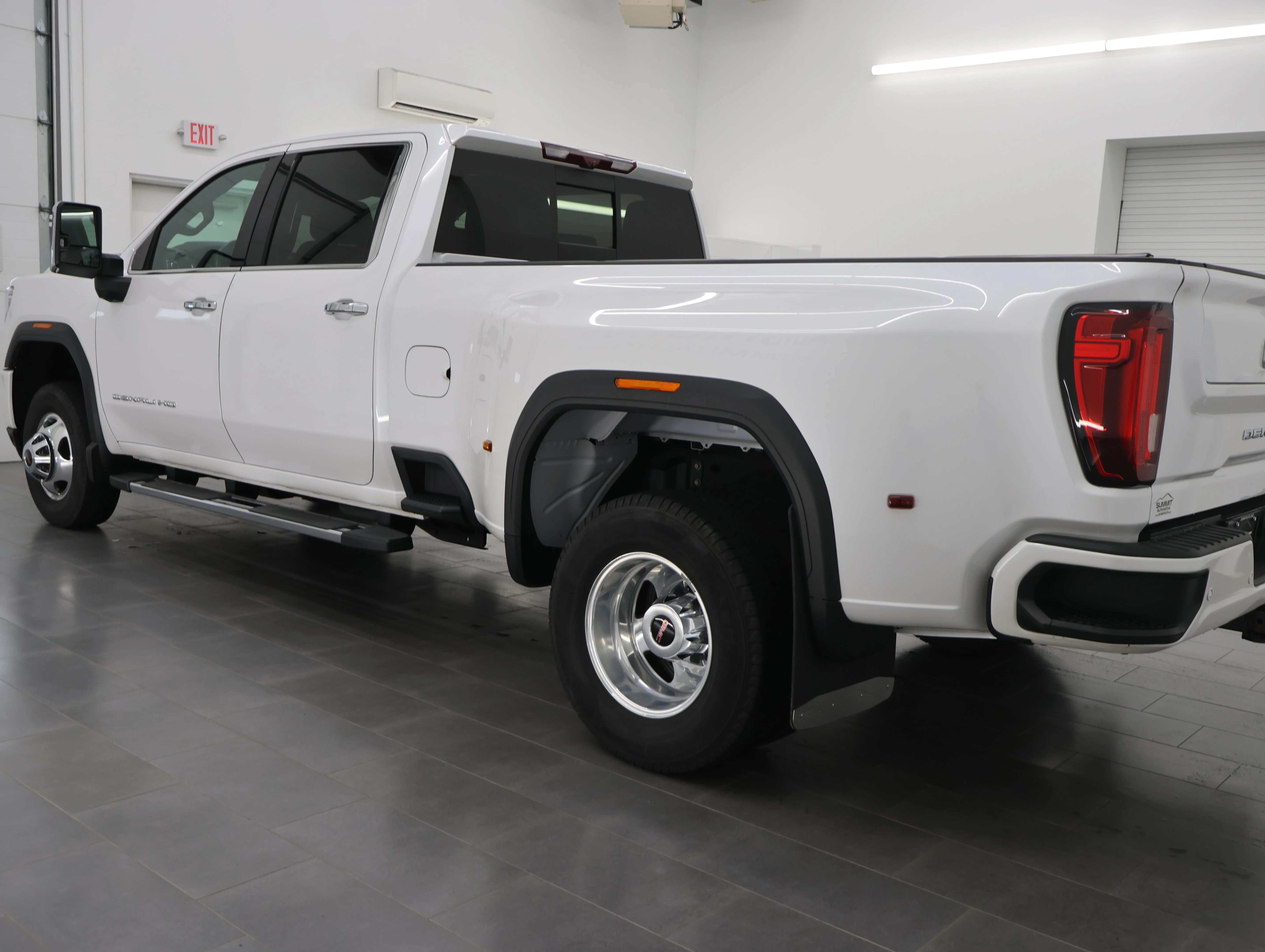 Used 2022 White Frost Tricoat GMC Denali image 6