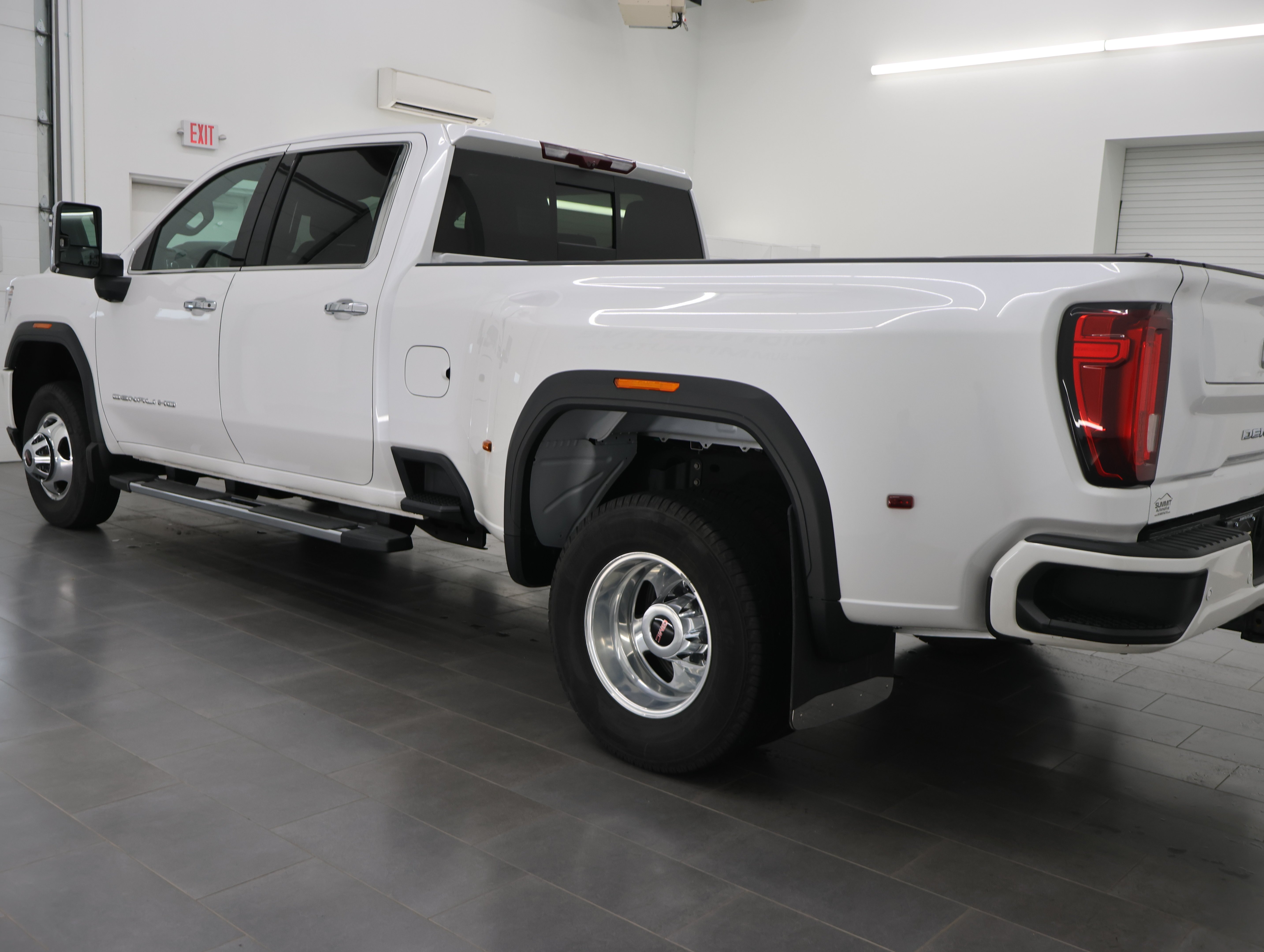 Used 2022 White Frost Tricoat GMC 4x4 Crew Cab Denali DRW: CREW-LONG-DRW-DENALI ULTIMATE-NAV-MOON-360 CAM-DIESEL-1 OWNER image 6