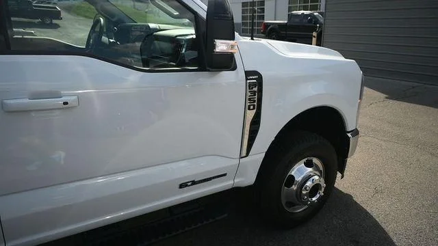New 2026 Oxford White Ford F-350® LARIAT® image 4