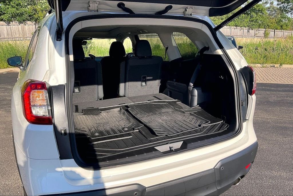 Used 2025 White Subaru Onyx Edition image 28