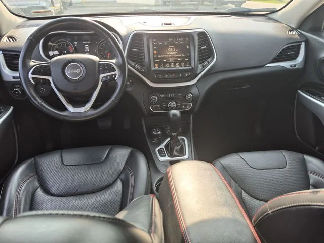 Used 2018 Silver Jeep Trailhawk image 28