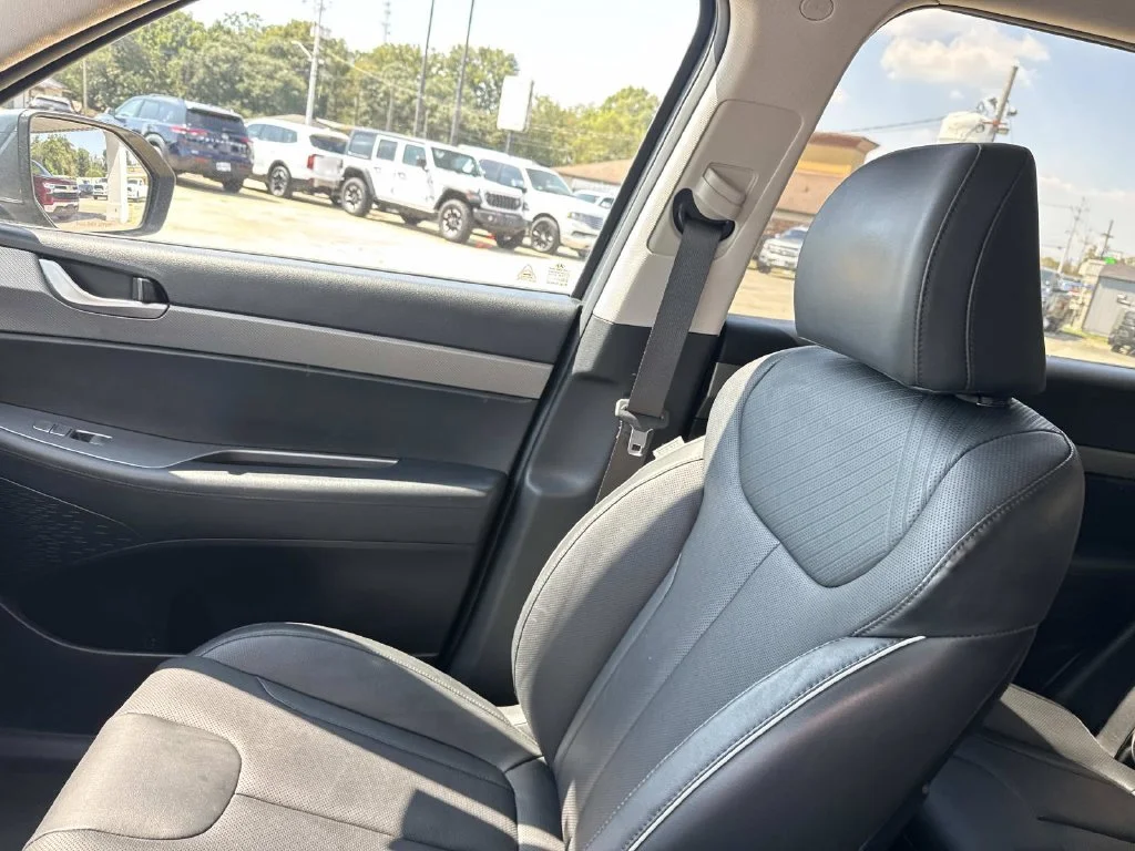 Used 2025 Gray Hyundai SEL image 29