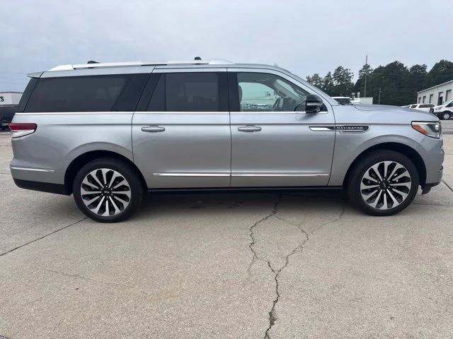 Used 2023 Silver Lincoln Reserve image 6