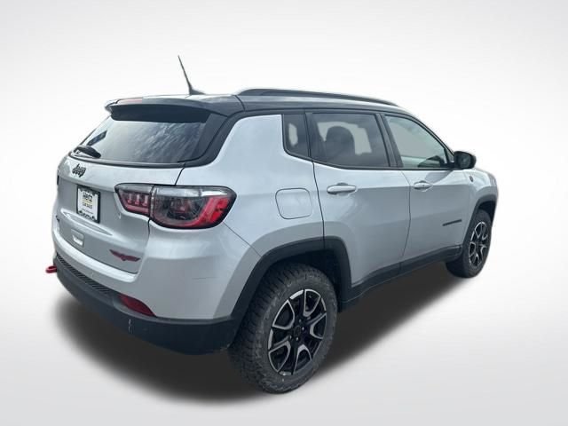 Used 2025 Silver Jeep Trailhawk image 5