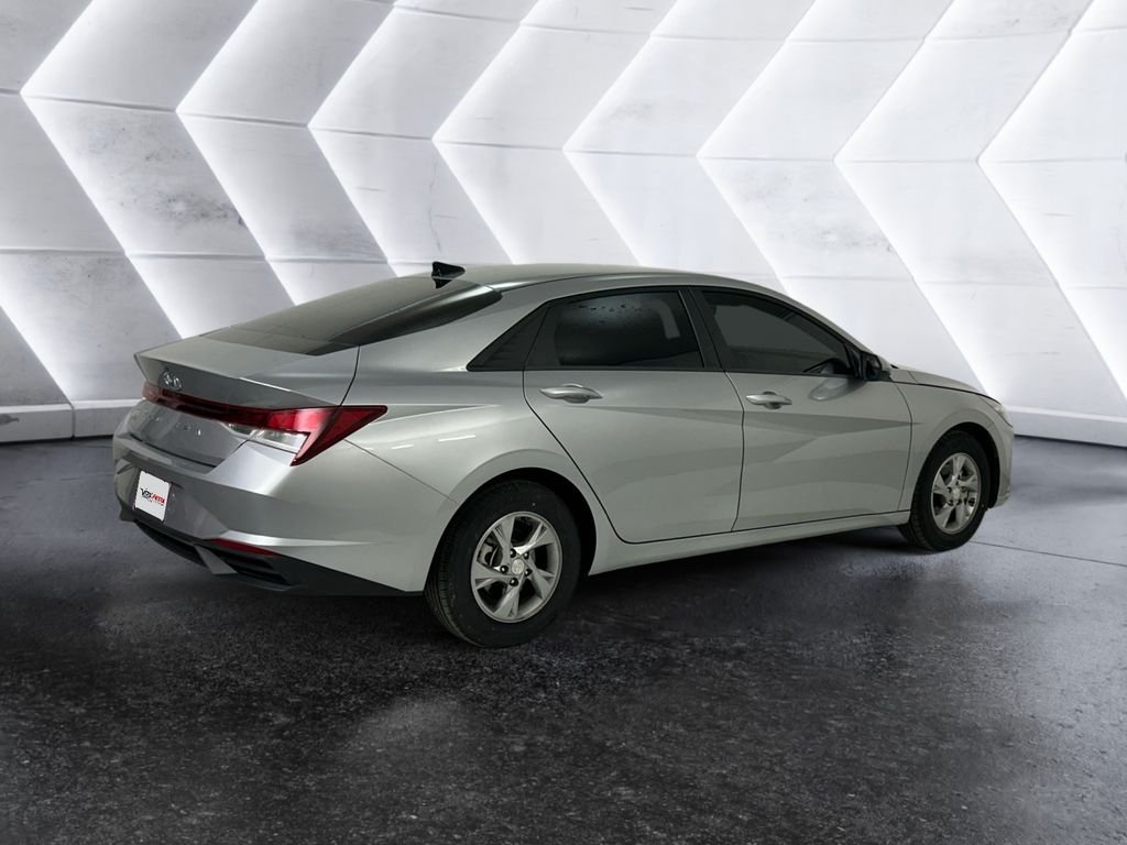 Used 2023 Silver Hyundai SE image 4