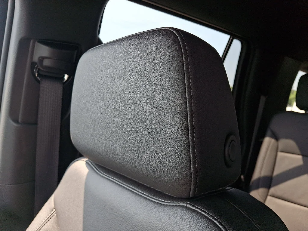Used 2023 Black Chevrolet Z71 image 18