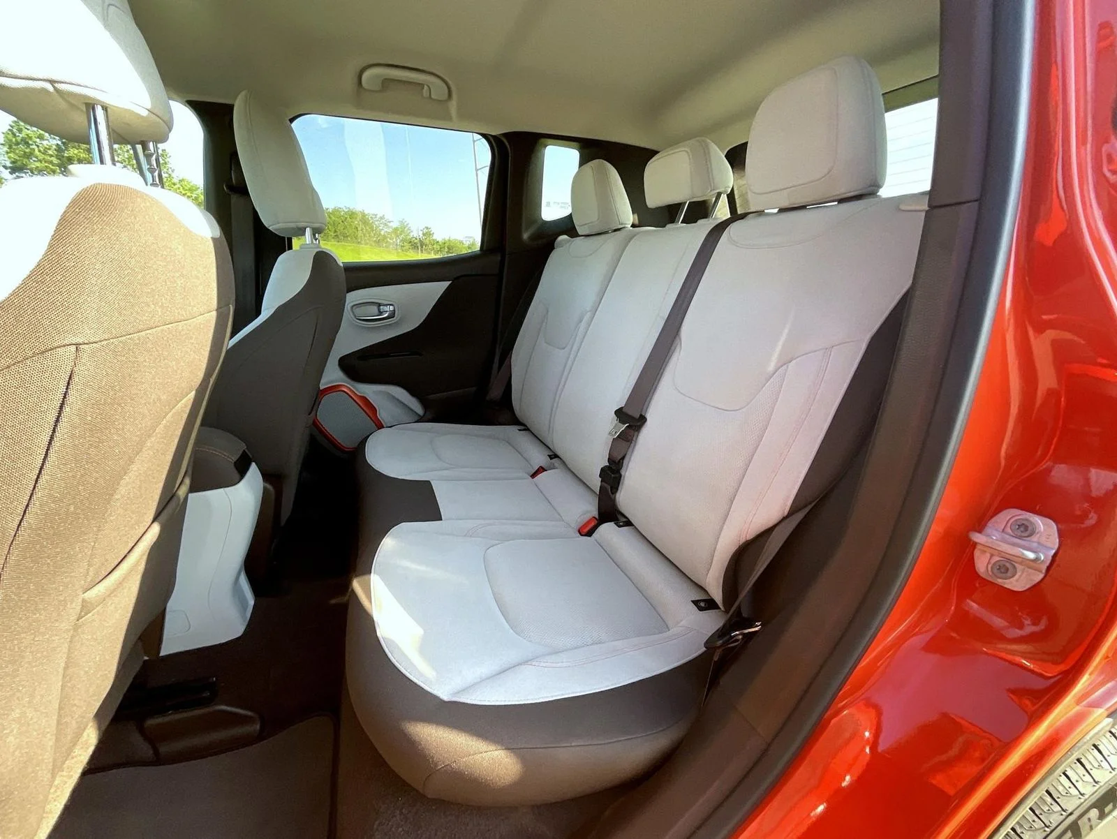 Used 2017 Orange Jeep Latitude image 17