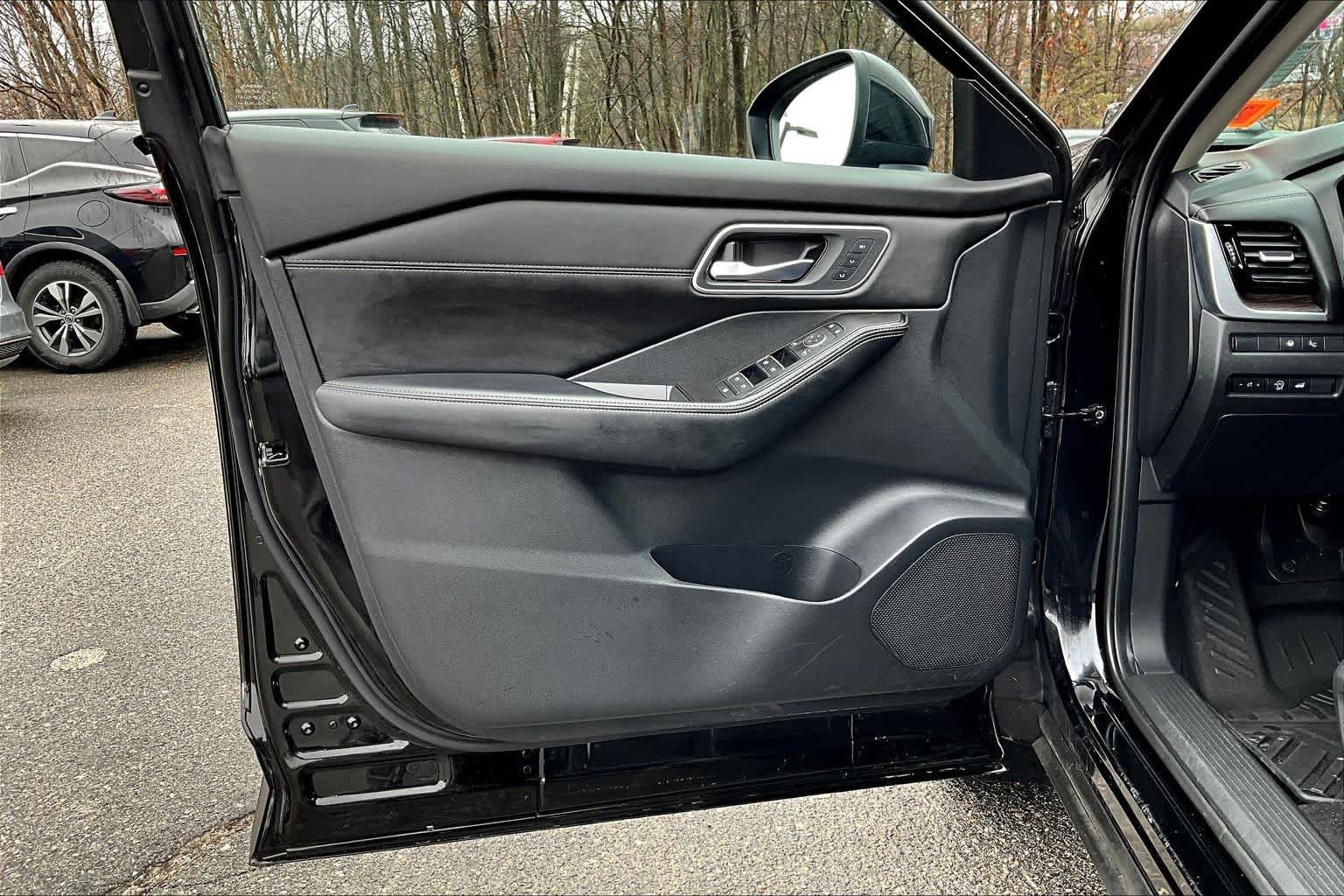 Used 2025 Super Black Nissan Platinum image 38