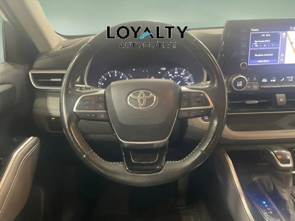Used 2020 Silver Toyota XLE image 11