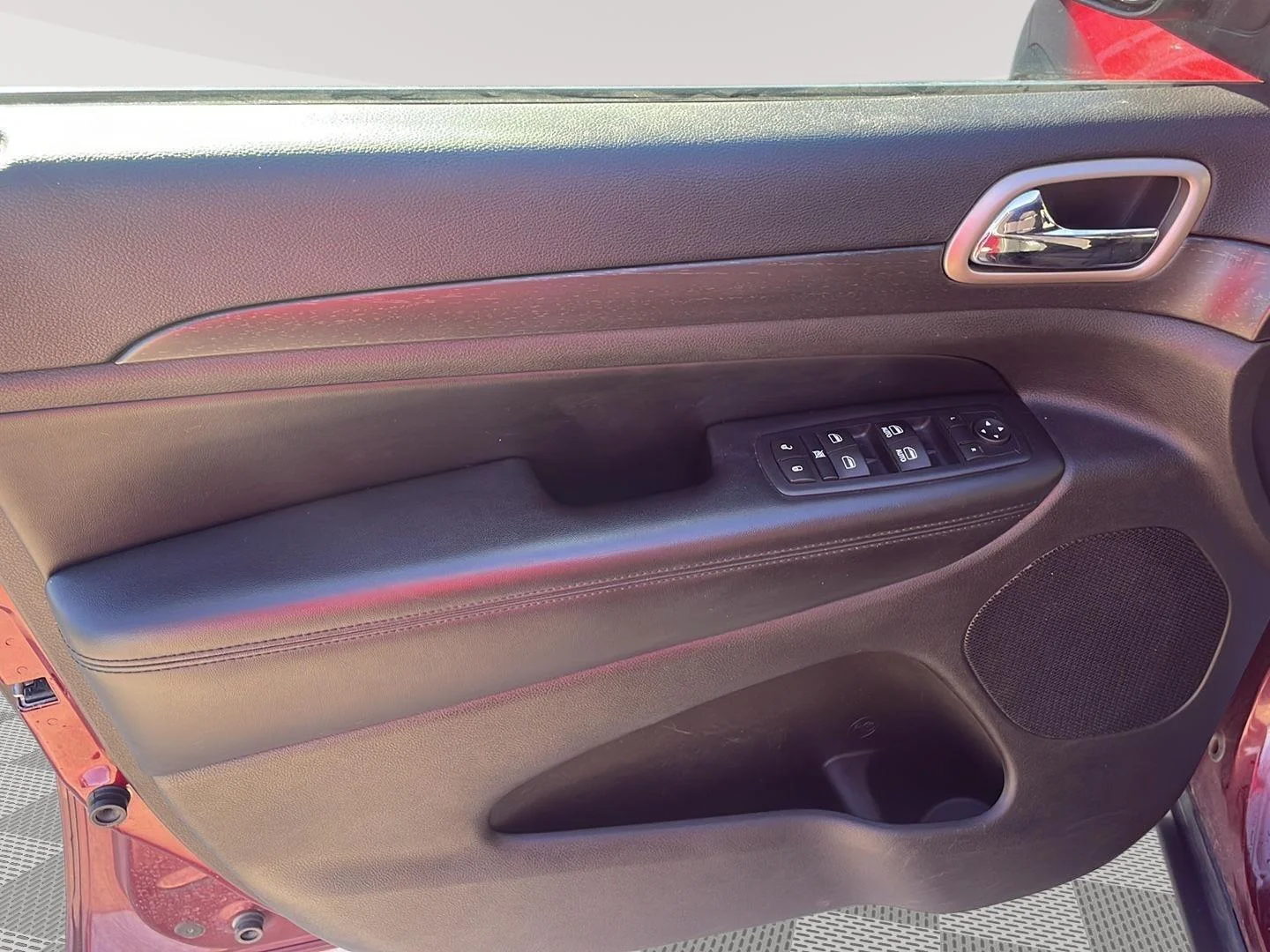 Used 2016 Velvet Red Pearlcoat Jeep Laredo image 16
