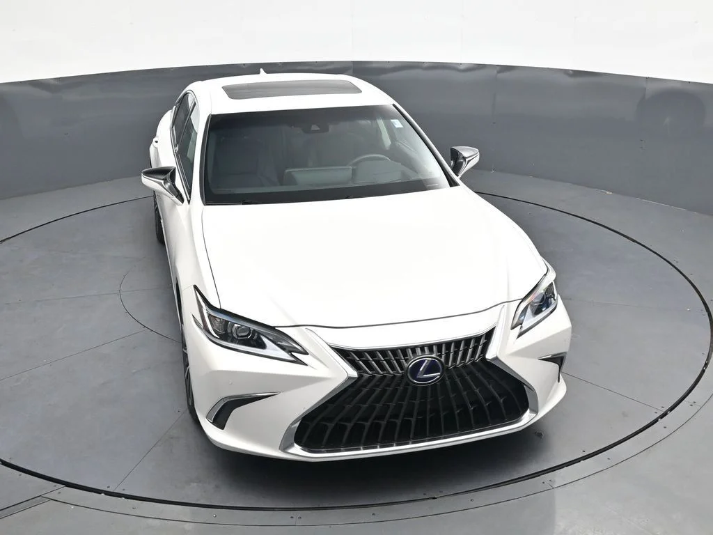 Used 2022 White Lexus 300h image 27