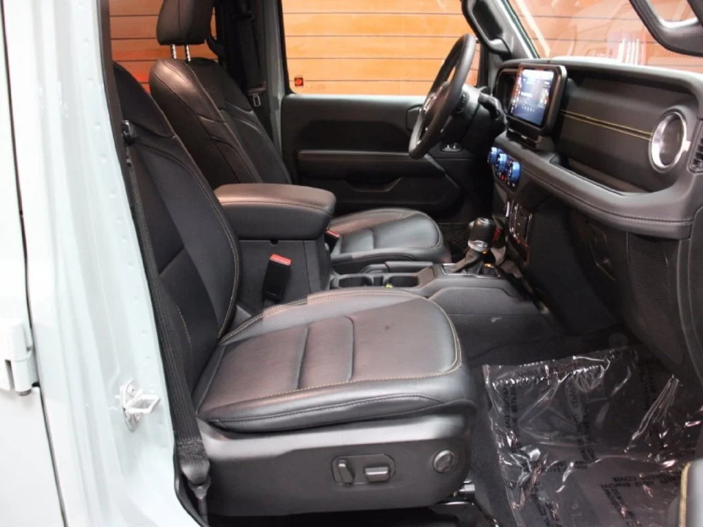 Used 2024 Earl Clearcoat Jeep Sahara 4xe image 6