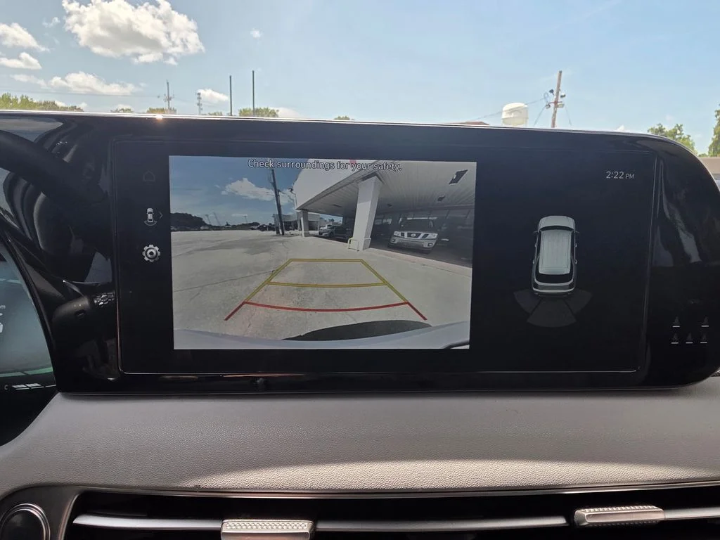 Used 2025 White Hyundai SEL image 18