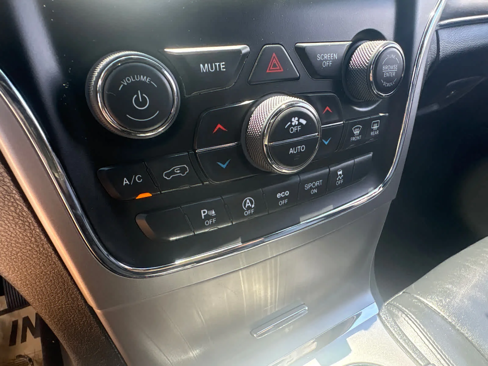Used 2018 Diamond Black Crystal Pearlcoat Jeep Limited image 27