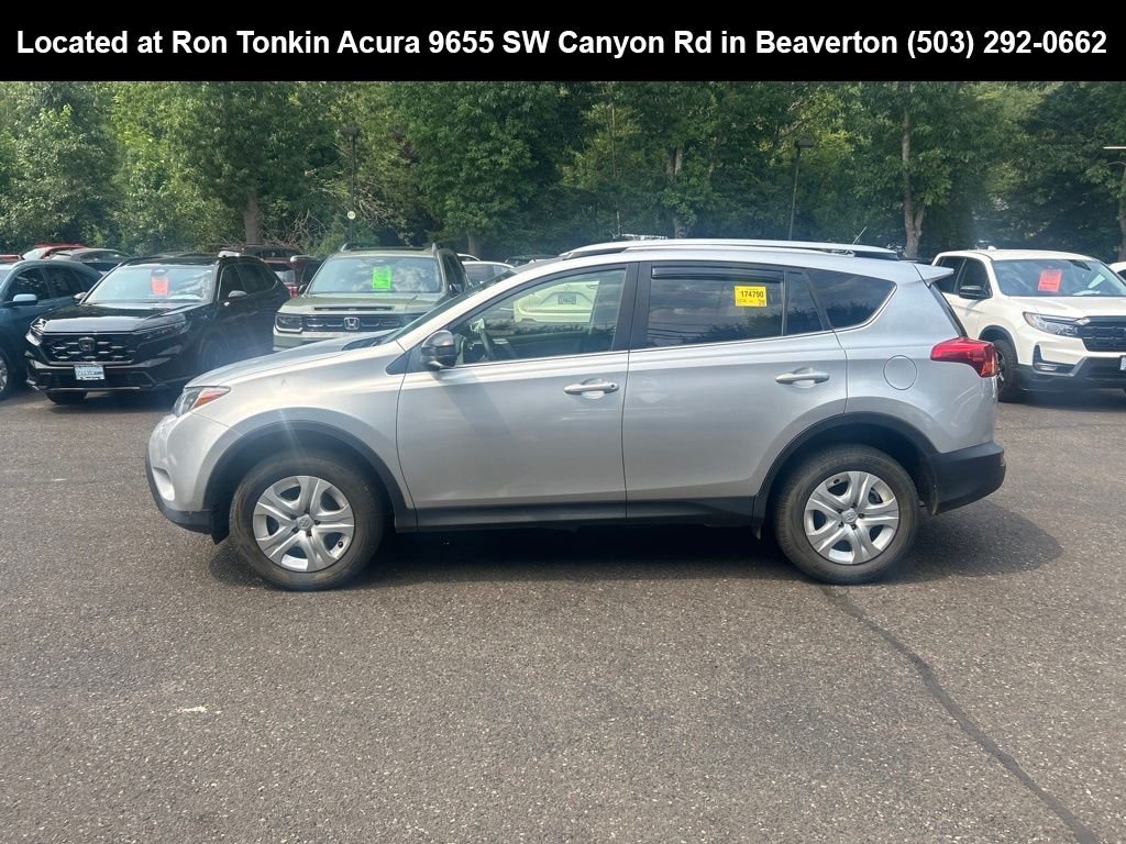 Used 2014 Classic Silver Metallic Toyota LE image 7