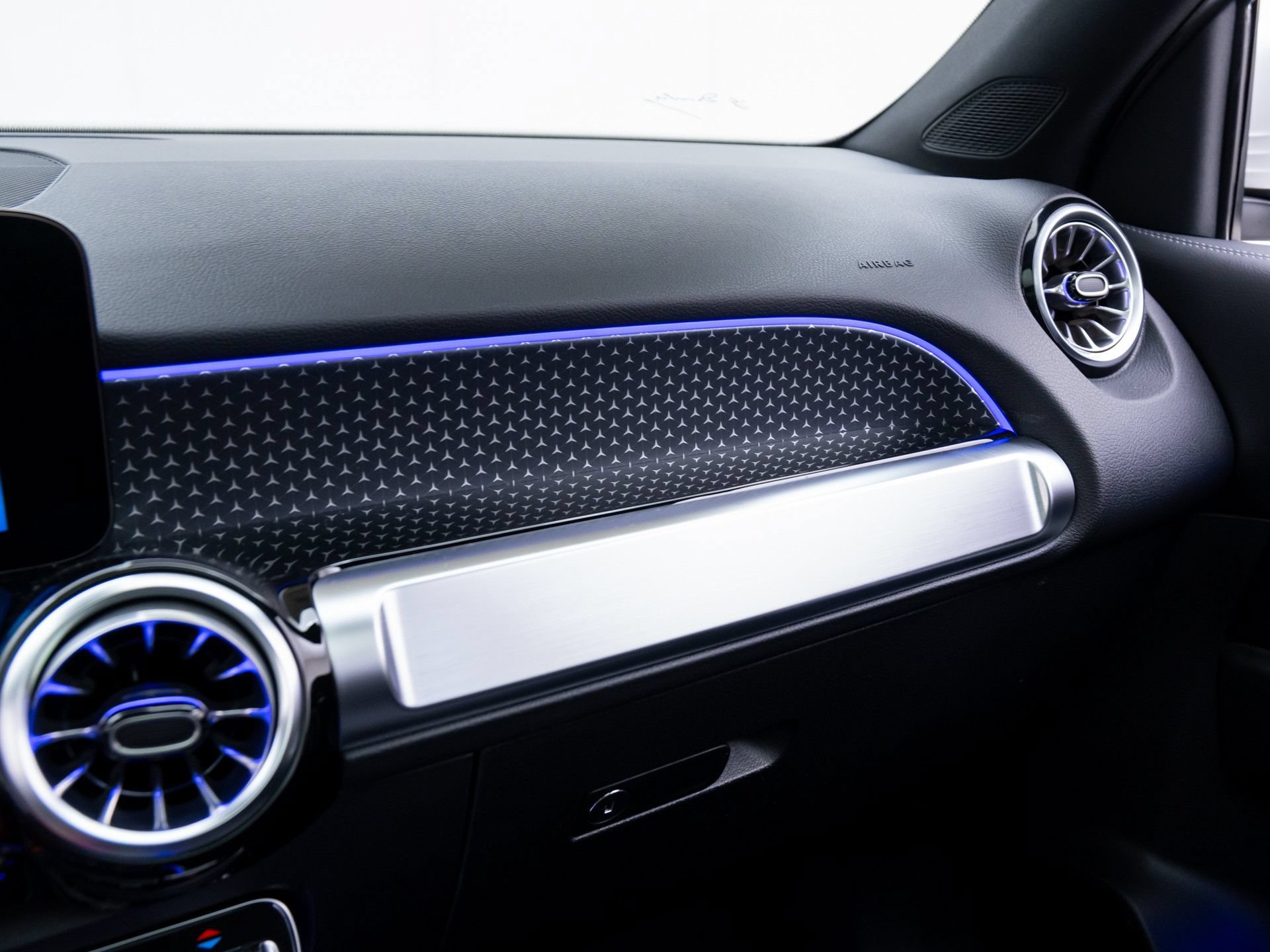 New 2026 Polar White Mercedes-Benz GLB 250 image 63