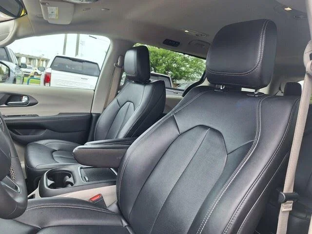 Used 2024 Bright White Clearcoat Chrysler Touring L image 11