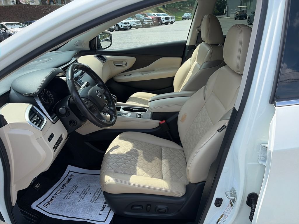 Used 2024 Pearl White Nissan Platinum image 10