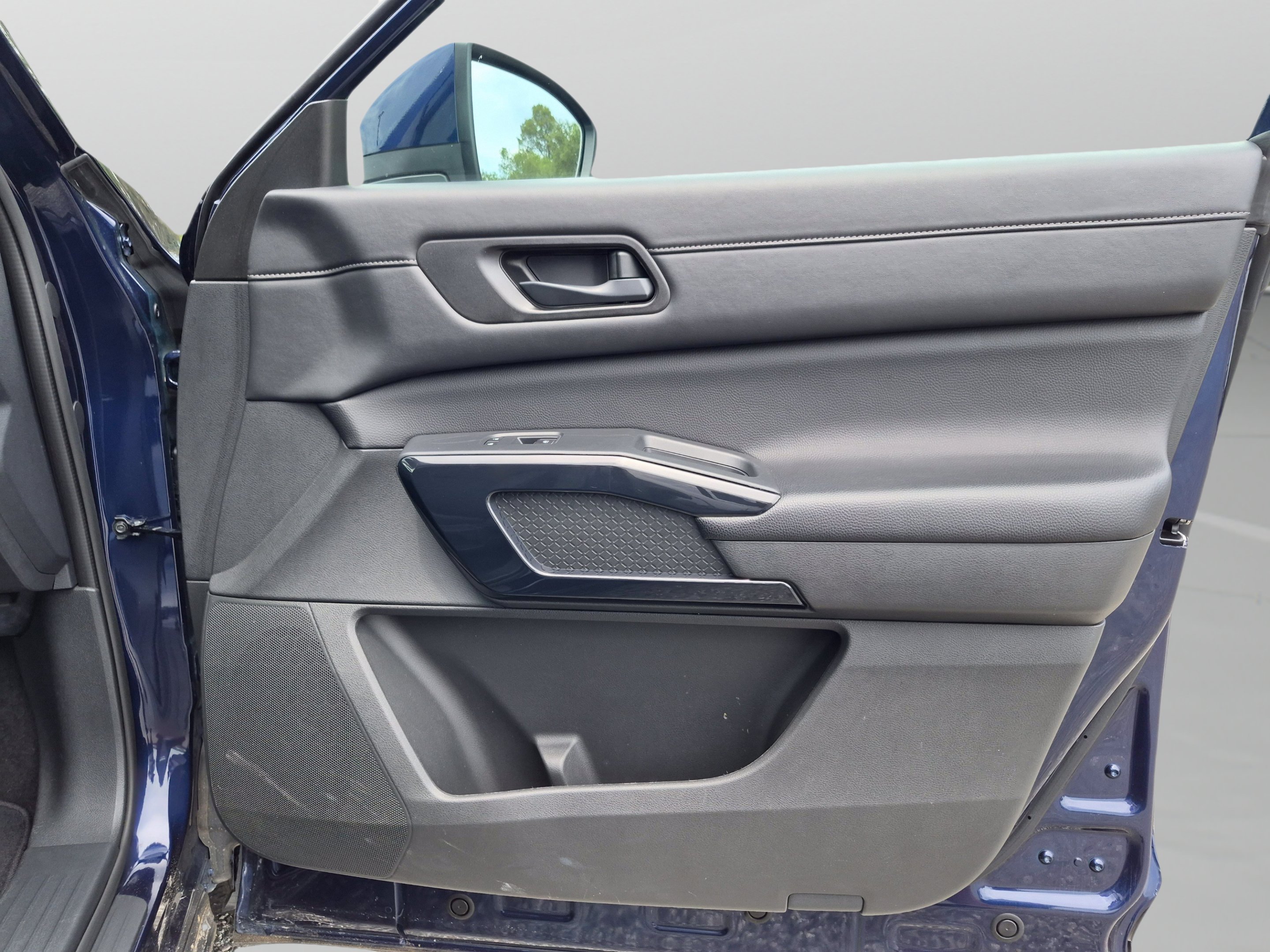 2025 Nissan Pathfinder SV - Photo 18