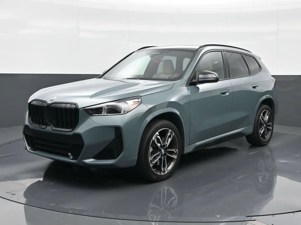 Used 2023 Green BMW xDrive28i image 1