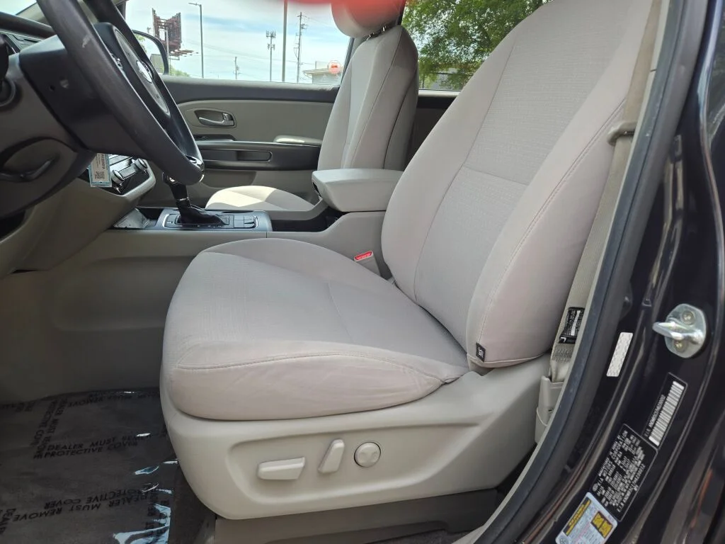 2017 Kia Sedona LX - Photo 22